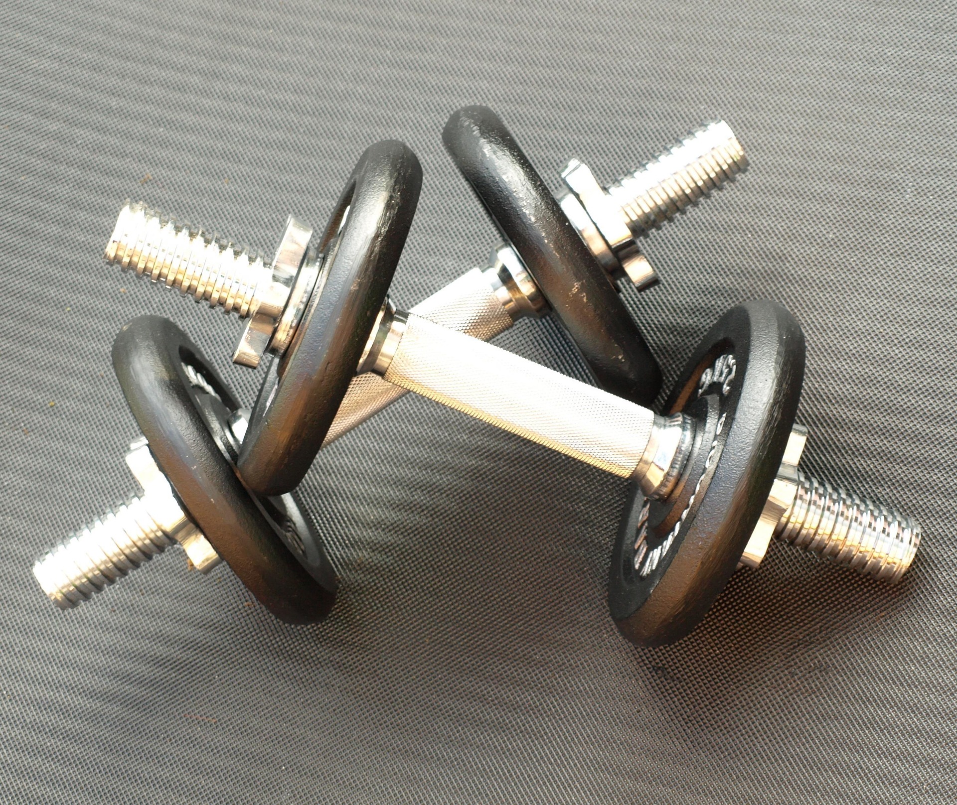 ariesa66-pair-of-dumbbells-299535_1920